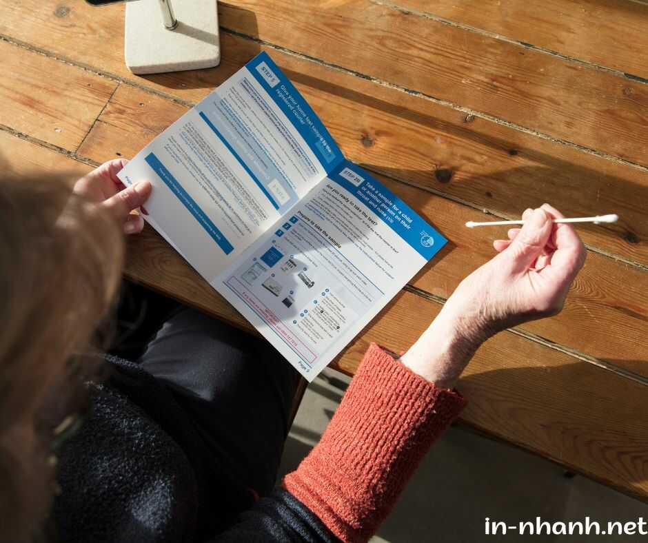 Một tờ rơi thời trang dành cho giới trẻ với màu sắc tươi sáng, font chữ trẻ trung và hình ảnh bắt mắt]